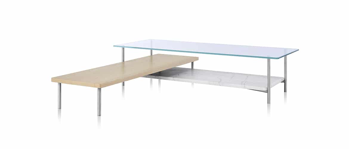 Table en bois marron clair avec plateau en verre Herman Miller vue de profil
