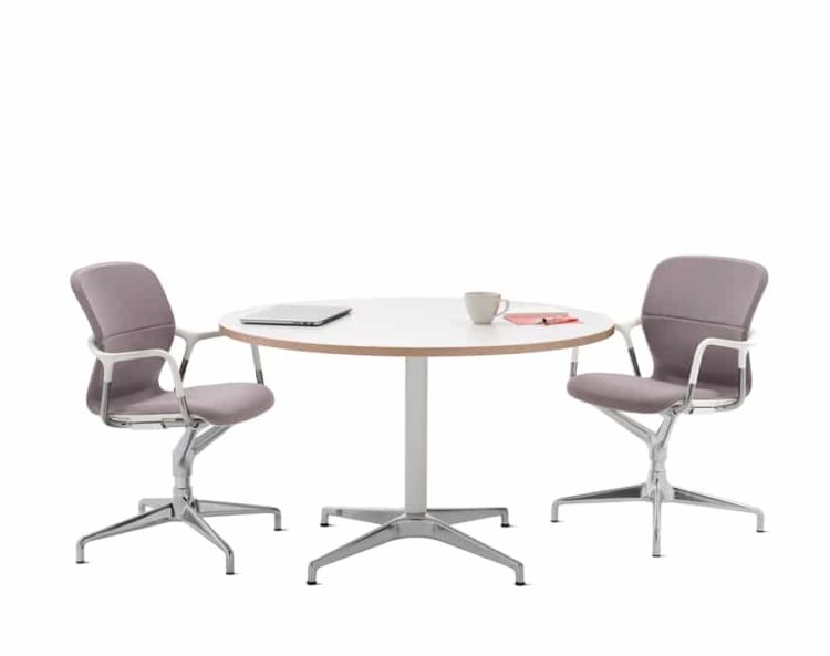 Table-civic-blanche-avec-deux-chaises-mobilier-de-bureau-herman-miller