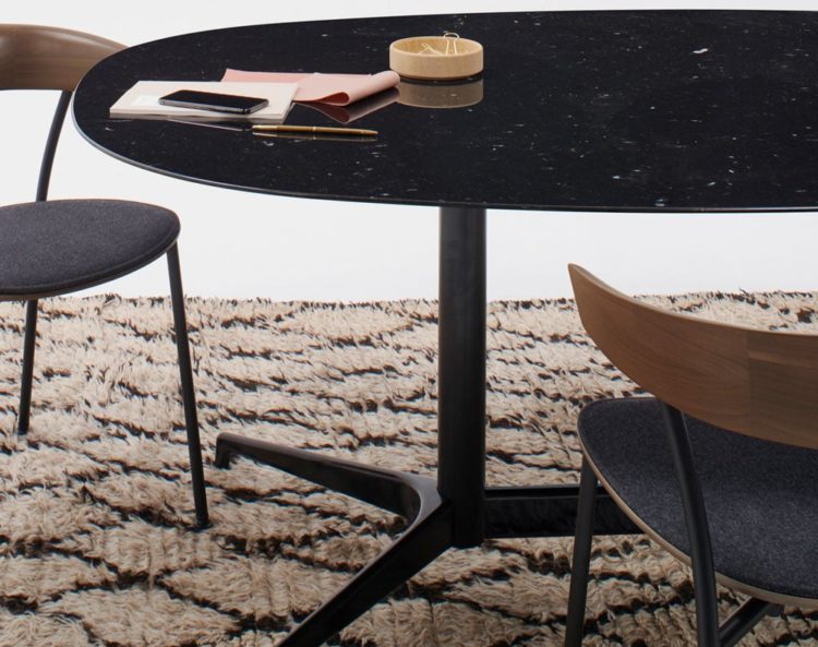 Table-civic-noir-sur-tapis-mobilier-de-bureau-herman-miller